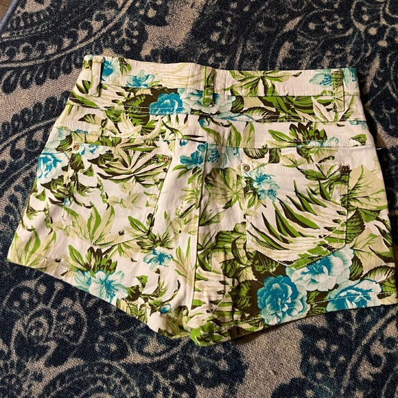 Colourful short - Picture 2 of 3